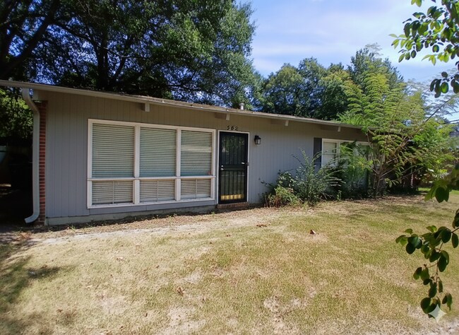 Foto del edificio - Stunning 3 Bedroom 2 Bath | East Memphis - $99 Move In Special