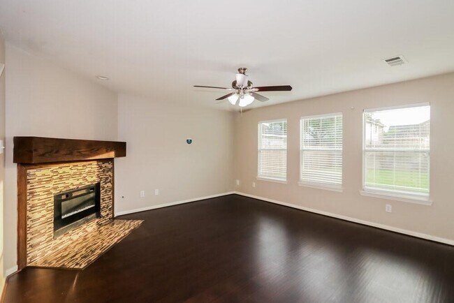 Foto del edificio - 17234 Maple Hollow Dr