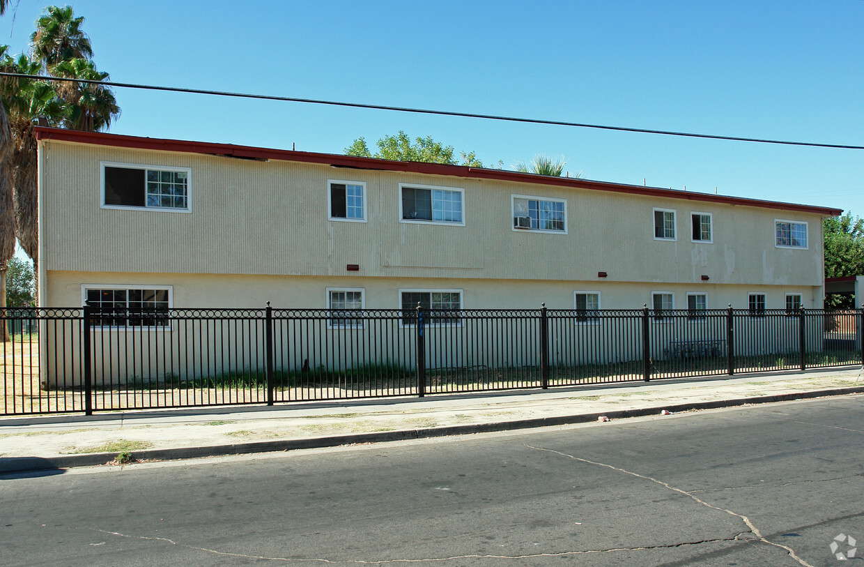 Building Photo - 404 S Chestnut Ave