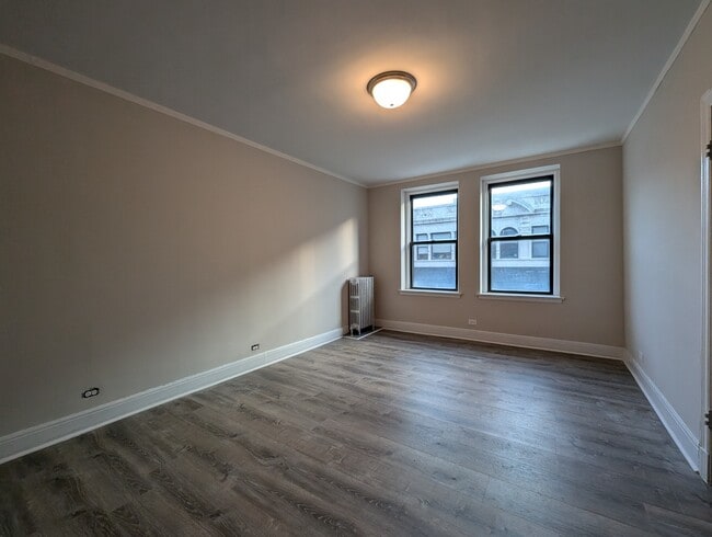 Building Photo - 3335 W Diversey Ave