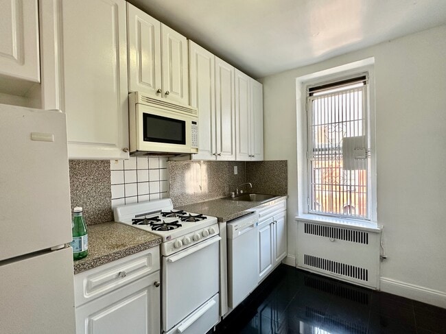 Building Photo - 216 W 102nd St