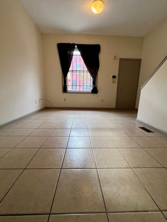 Foto del edificio - Spacious 4-Bedroom Townhome Near Temple! Available NOW!