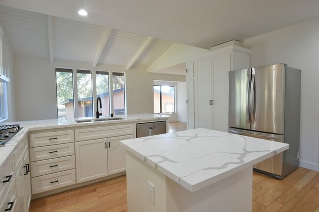 Building Photo - 5318 Fairway Dr