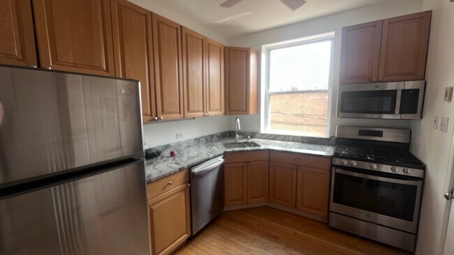 Cocina reformada - 845 W Belle Plaine Ave