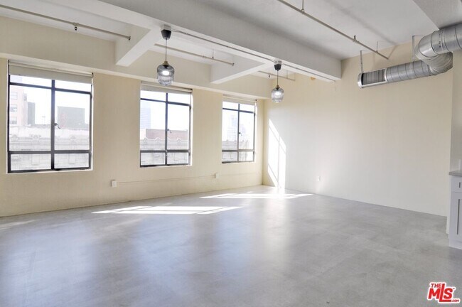 Foto del edificio - 849 S Broadway