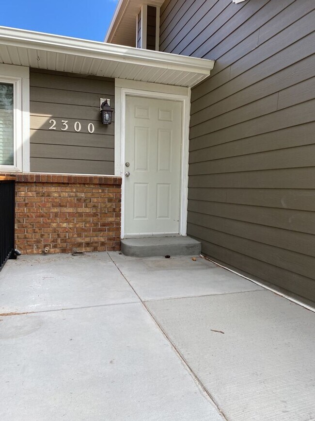 Building Photo - Spacious West-Side Tri-Level Home