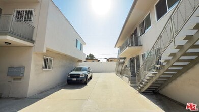 Building Photo - 979 S Kingsley Dr