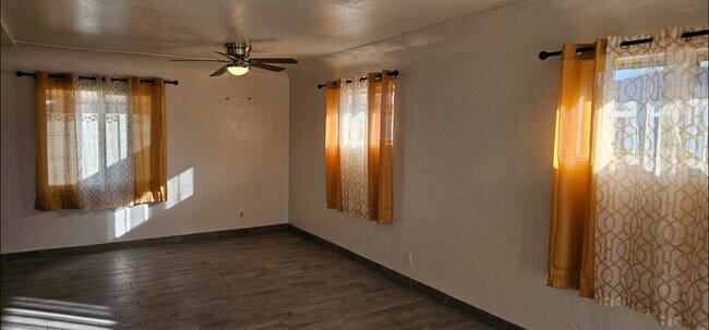 Foto del edificio - 2138 E Turney Ave
