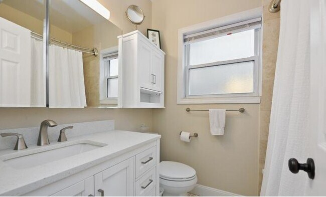 Foto del edificio - 817 N Hermitage Ave
