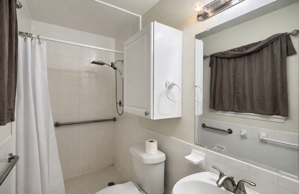 Building Photo - 205 E Crestmont Dr