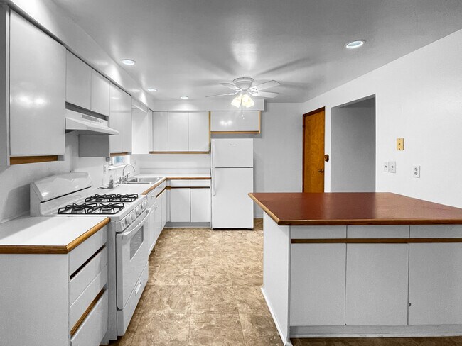Building Photo - 1326 Hassler St