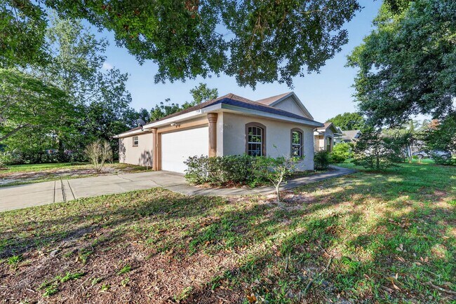 Building Photo - Available NOW - 3/2 Split Plan Home in Eustis with large Florida Rm!