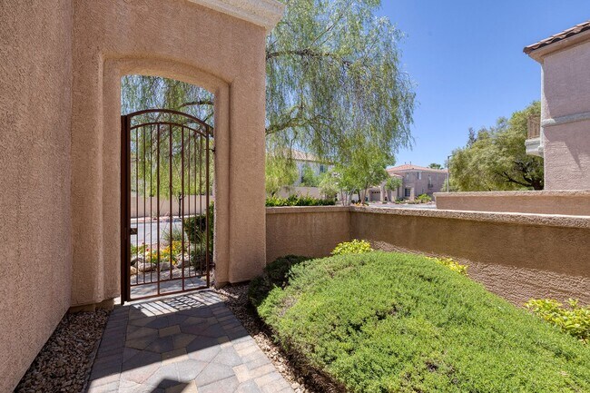 Foto del edificio - SUMMERLIN HOME WITH SWIMMING POOL * 3 BEDROOMS + DEN/OFFICE
