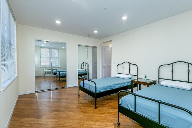 Foto del edificio - 55 Middle Neck Rd