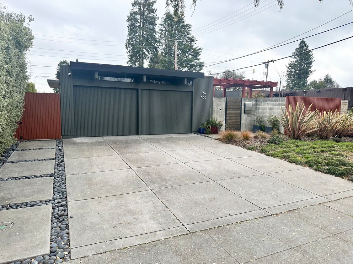 Primary Photo - Modern 3 Bed 2 Bath Eichler in North Palo ...