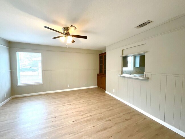 Building Photo - **APPLICATION RECEIVED** Move-In Ready 3-Bedroom Home with Fenced Backyard!