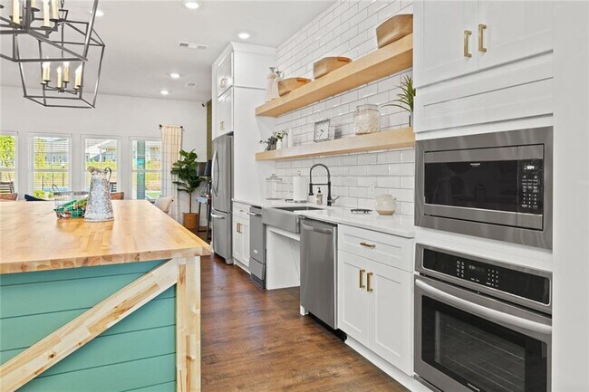 Foto del edificio - 705 Charles Hardy Pkwy