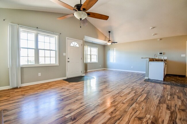 Building Photo - Adorable home in Hubert!