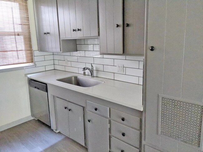 Foto del edificio - 6127 Romaine St