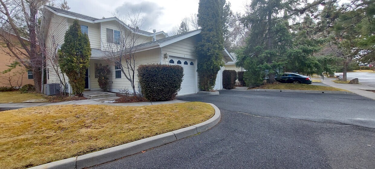 1951 NE Sams Loop, Bend, OR 97701 Townhome Rentals in Bend OR