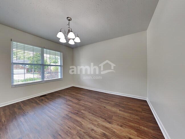 Foto del edificio - 3260 Blue Springs Dr