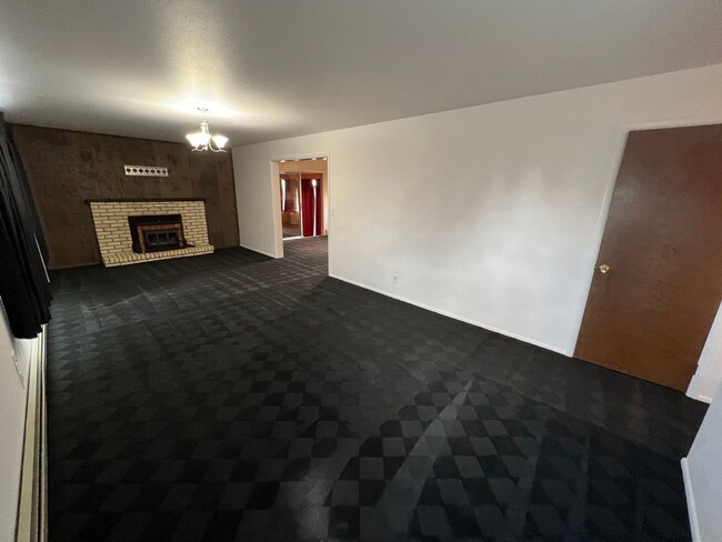 Building Photo - 3 Bedroom 2 Bath House w/ Attached 2 Car G...