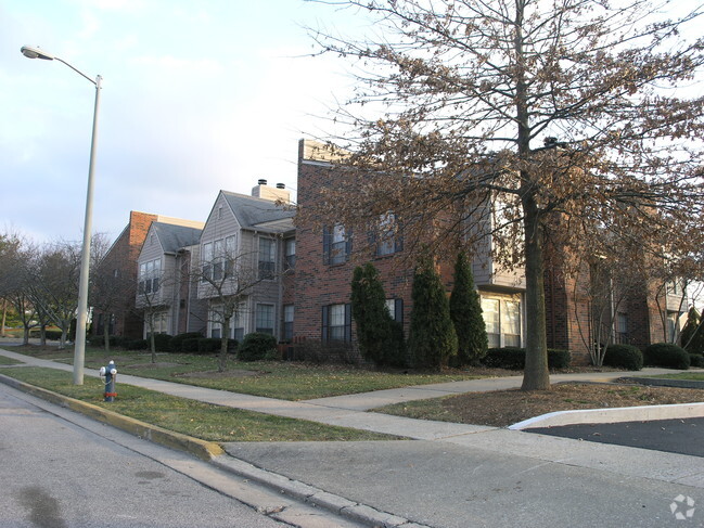 Building Photo - Lake Edge Condos