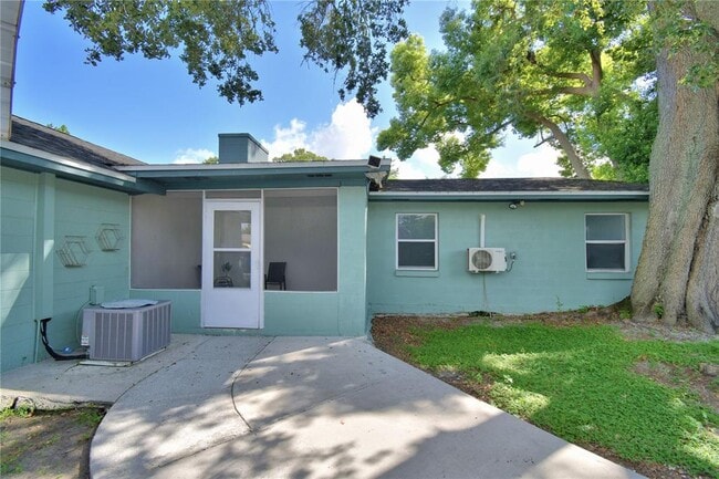 Building Photo - 2405 Roslyn Ln