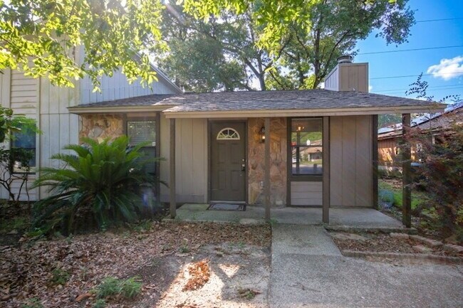 Foto del edificio - 2BR/1BA North Pensacola Home Near UWF with Fireplace, No Carpet & Fully Fenced Backyard