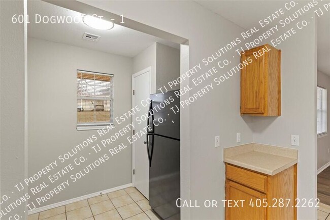 Building Photo - Remodeled two bedroom duplex