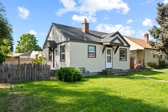 Building Photo - 1124 E Hoffman Ave Building Photo - 1124 E Hoffman Ave