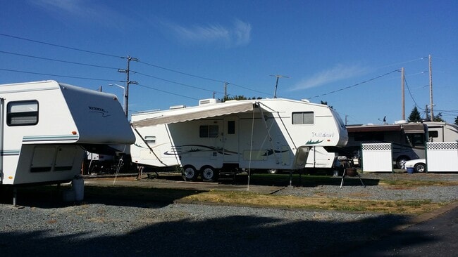 Building Photo - Cozy, partially remodeled 1 bedroom apartm...