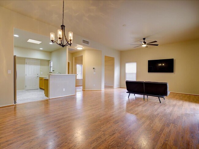 Foto del edificio - Beautiful 3 Bedroom Home with Office & Desert Landscaping !