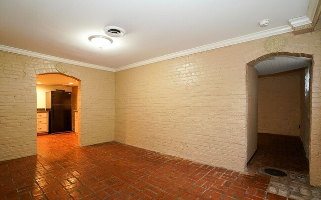 Building Photo - 1432 St James Ct