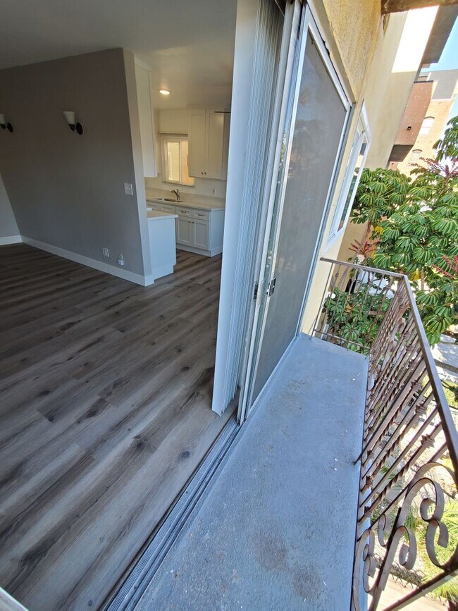 Building Photo - 345 S Manhattan Pl