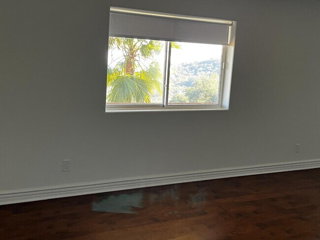 Foto del edificio - 2514 Roscomare Rd