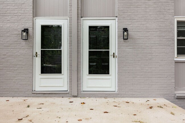 Foto del edificio - Newly Renovated 2 Bedroom, 1 Bath Duplex within walking Distance to UVA!