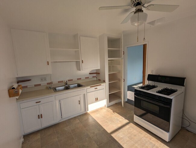 Building Photo - Charming 2bd 1 bath duplex