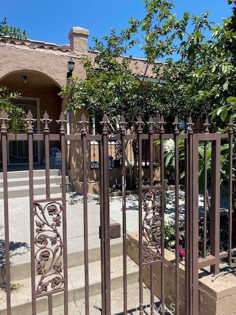Foto del edificio - 1441 W Vernon Ave