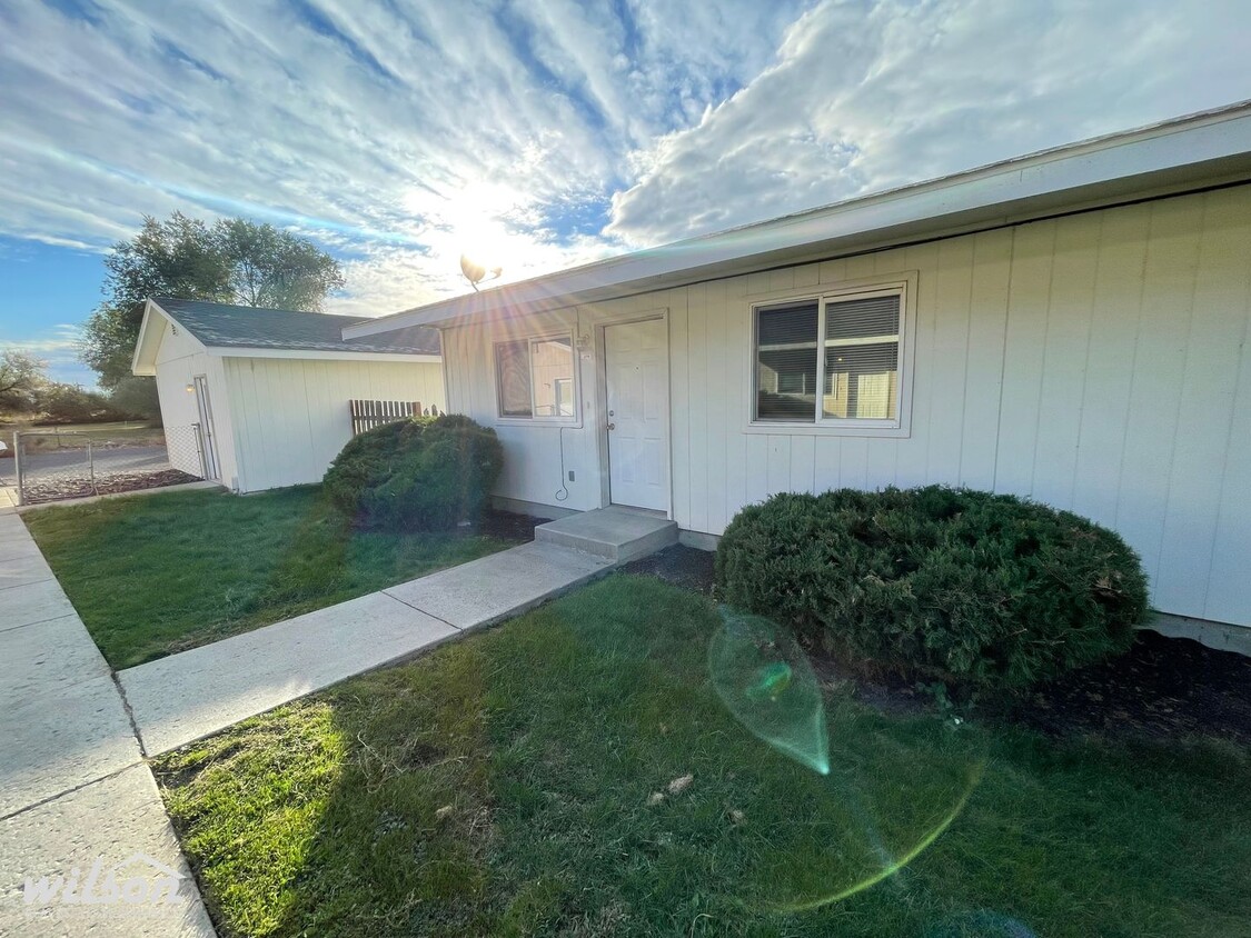 Foto principal - 3bd/2ba Duplex with Two Car Garage in Unio...