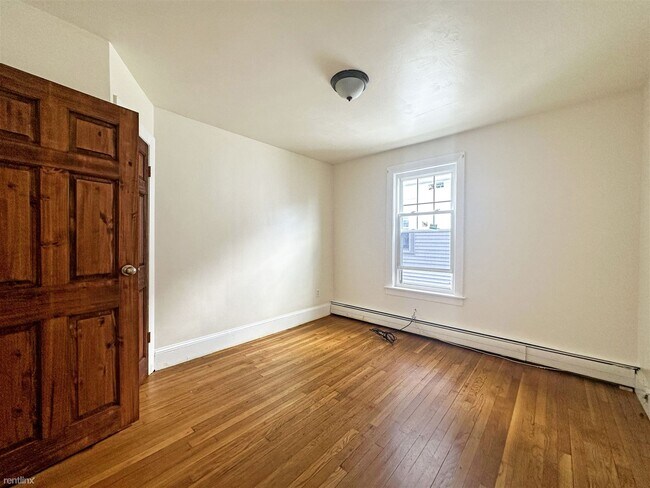 Foto del edificio - 3 br, 1 bath Triplex - 56 Granger St Gorge...