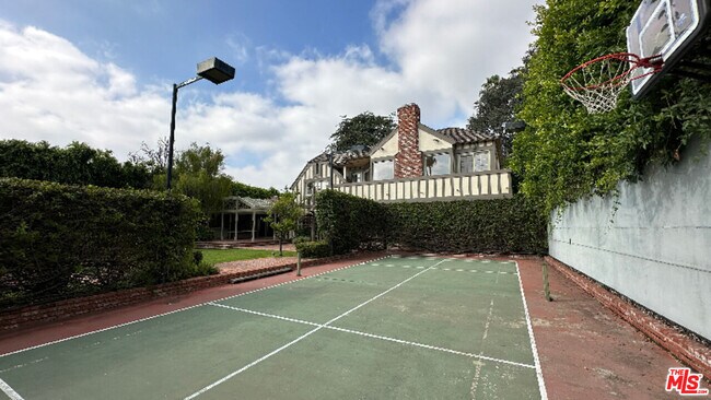 Foto del edificio - 628 N Elm Dr