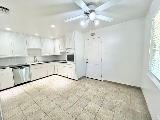 Building Photo - Bevil Duplex