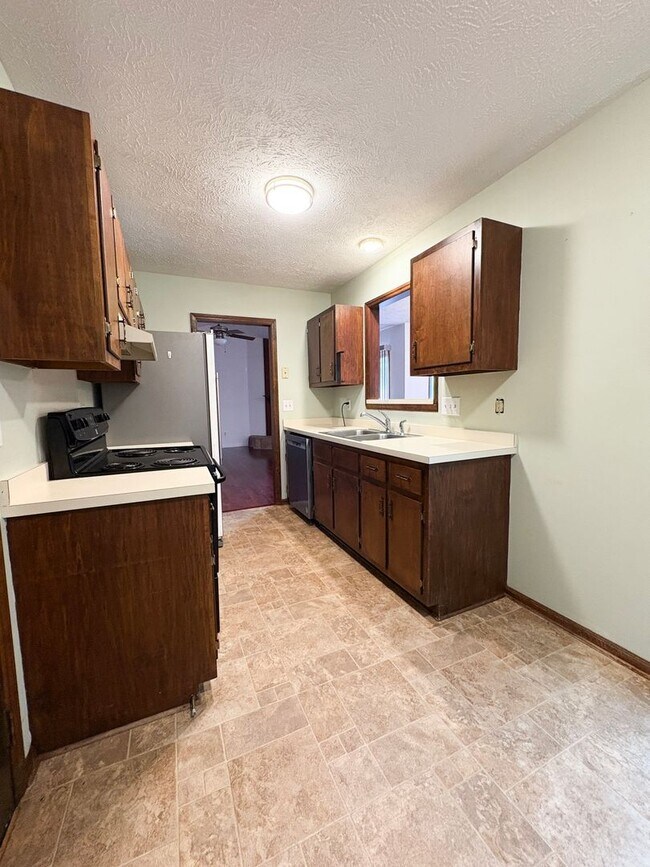 Building Photo - FIRST TWO WEEKS RENT FREE 3 Bedroom 2 Bath...