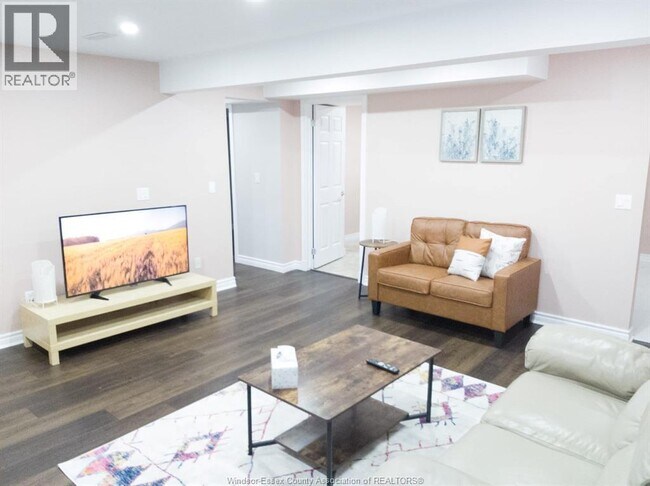 Photo du bâtiment - 4694 Helsinki Crescent