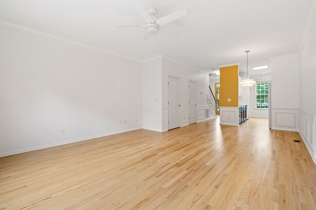 Building Photo - Adorable 2br/2.5ba townhouse: Available Now
