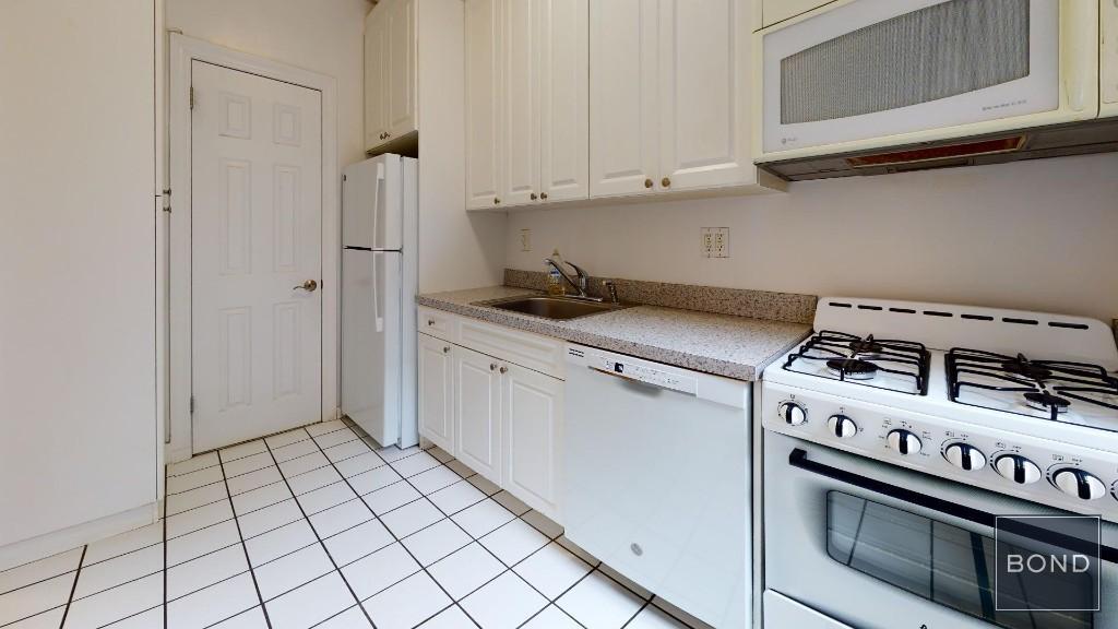 Building Photo - 305 W 45th St