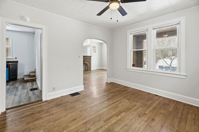 Building Photo - West Price Hill- Adorable 2 bedroom 1 Bath