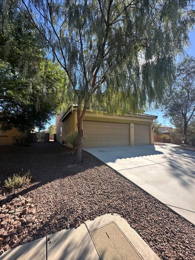 Building Photo - Rare 6 bedroom rental in gated community
