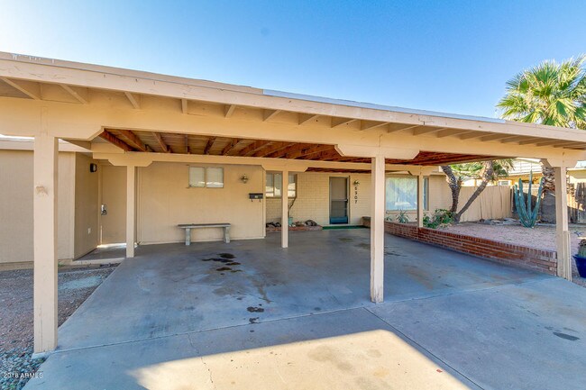 Foto del edificio - 6907 E Palm Ln